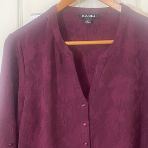 Woman’s Large textured Roz & Ali Plum Button-Front Roll-Tab Tunic